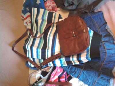 Braune Leder Umh&auml;ngetasche mit abgenutzter Optik. <br />
 